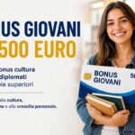donna con libri in mano e scritte per il bonus giovani