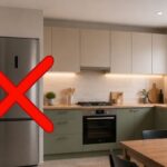 cucina con x sul frigorifero