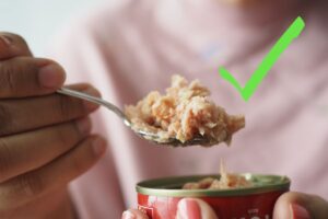 uomo assaggia tonno in scatola