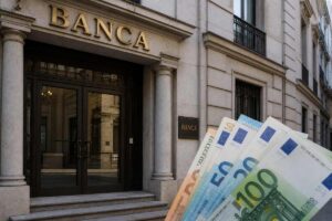 esterno di una banca e banconote